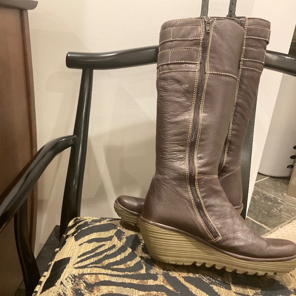 Tall zip up boot. - Picture 3 of 4
